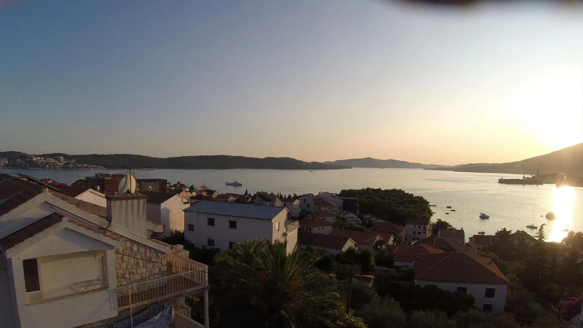 Apartment For Four Persons With Sea View In Trogir Near The Beach