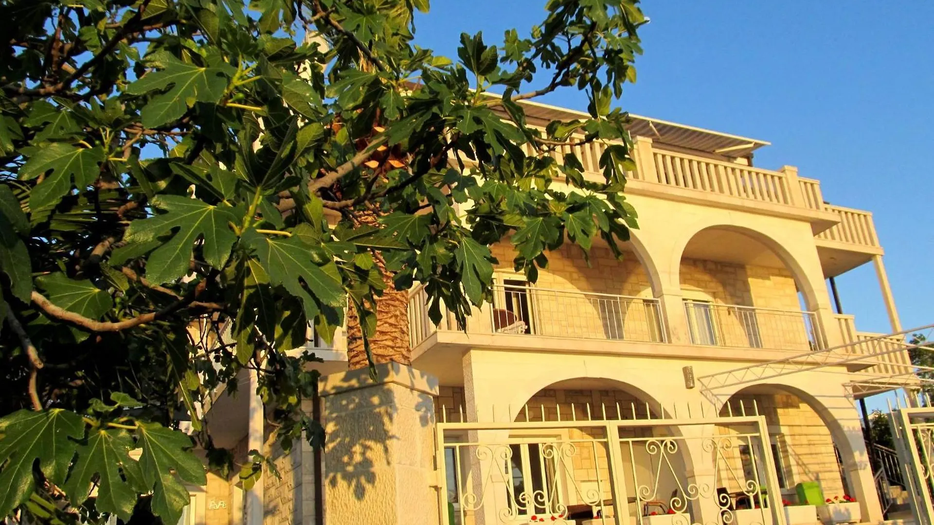 Apartment For Four Persons With Sea View In Trogir Near The Beach Guest house